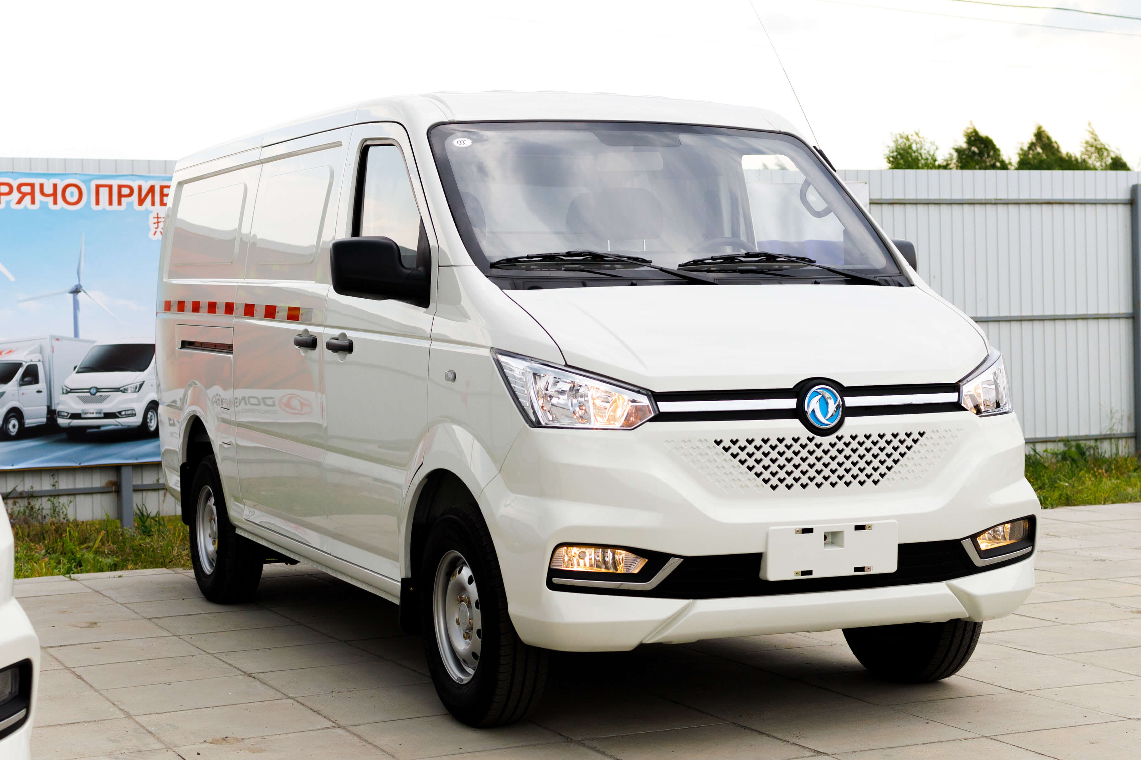 Цельнометаллический фургон Dongfeng EM26